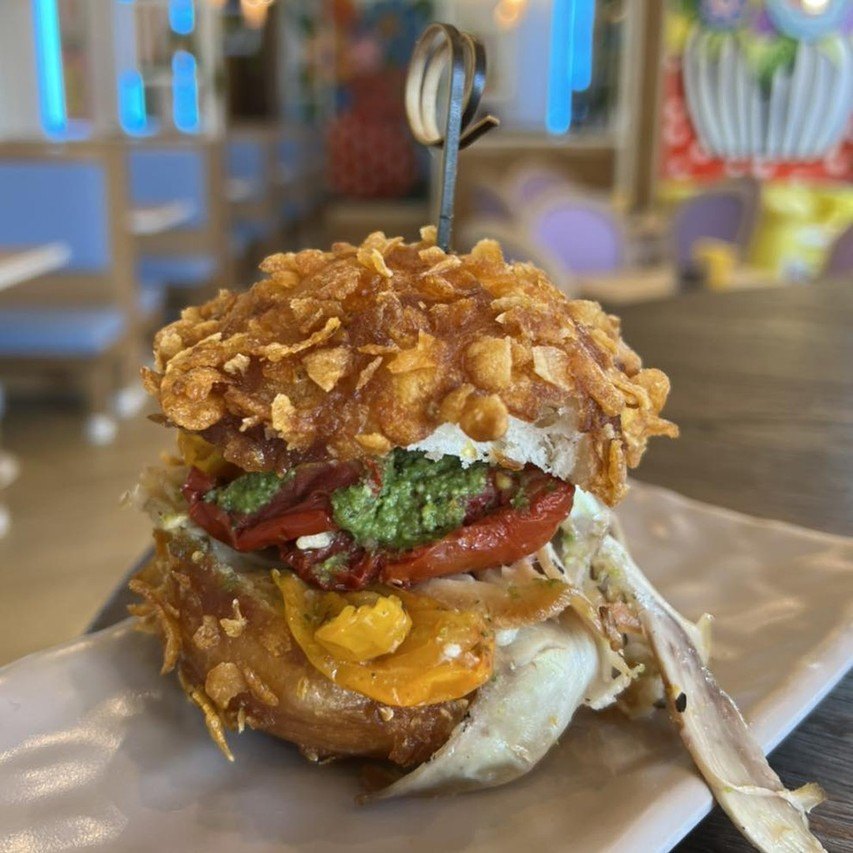 Il burger croccante, sfogliato a mano