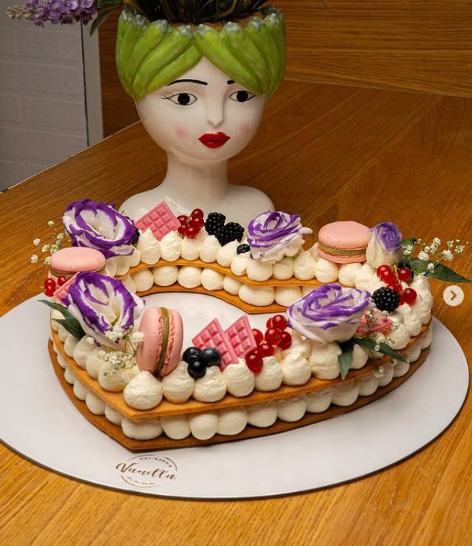 Cream tart a cuore con macaron e fiori freschi