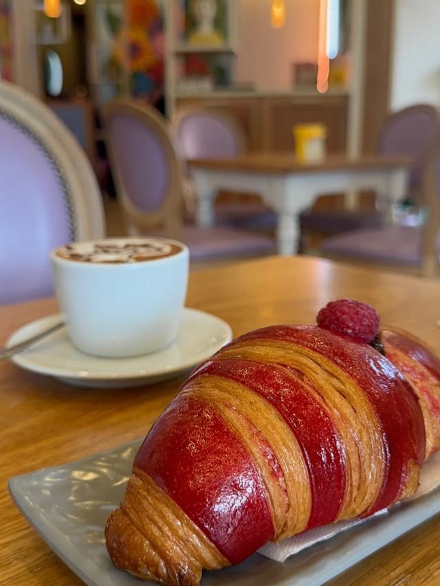 Croissant al lampone e cappuccino