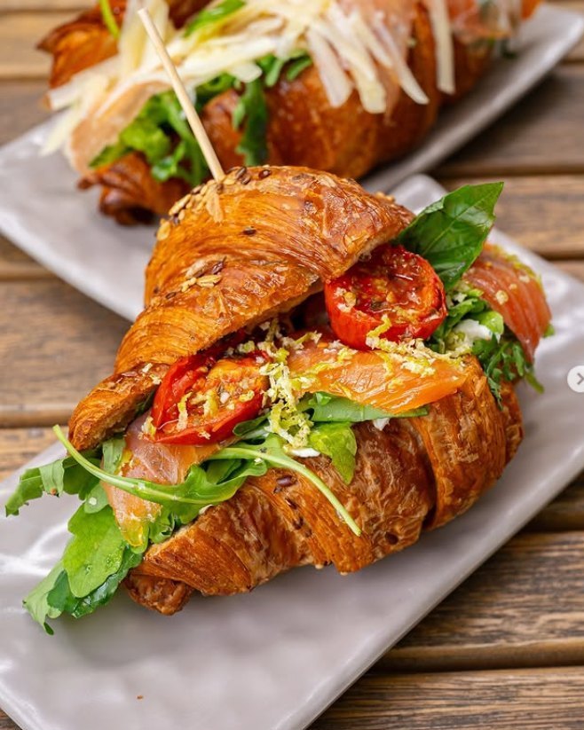 Croissant salato: salmone, rucola e datterino