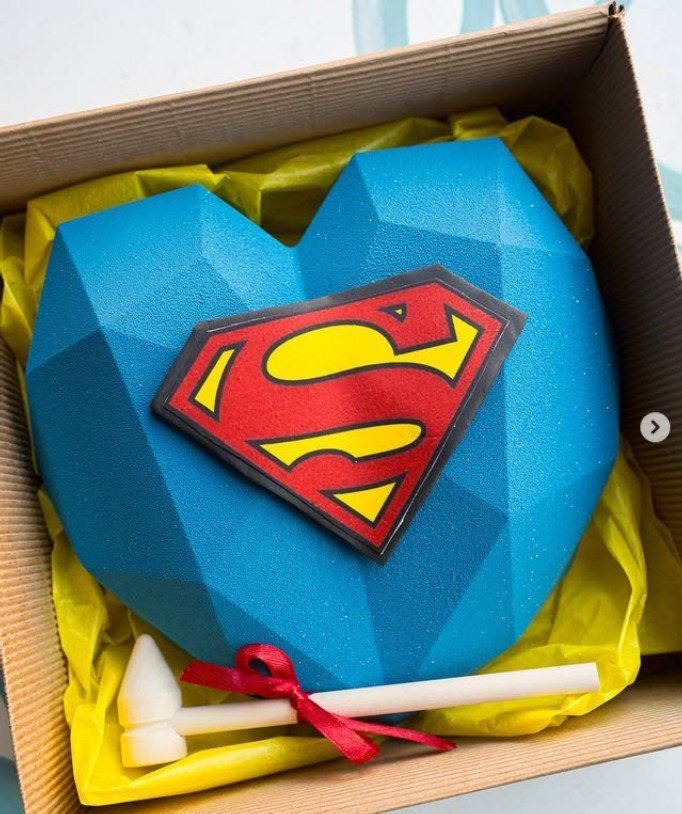 Torta cuore Superman da rompere
