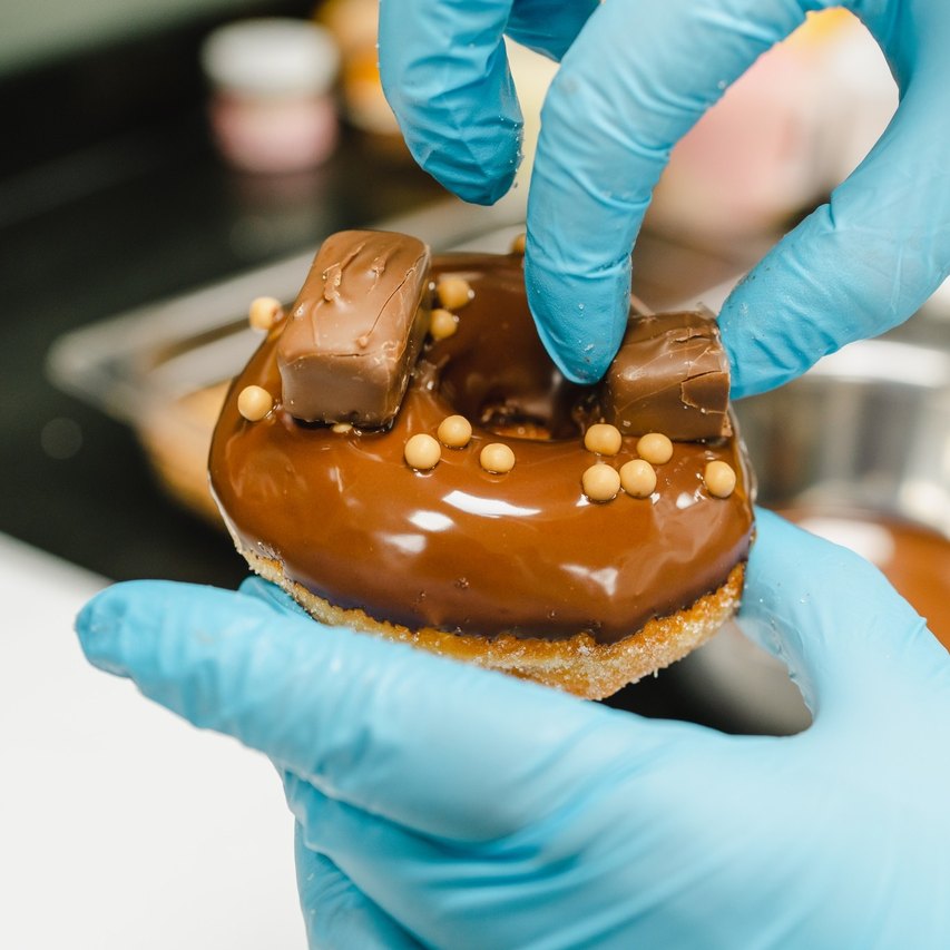 Donut glassato al cioccolato e caramello