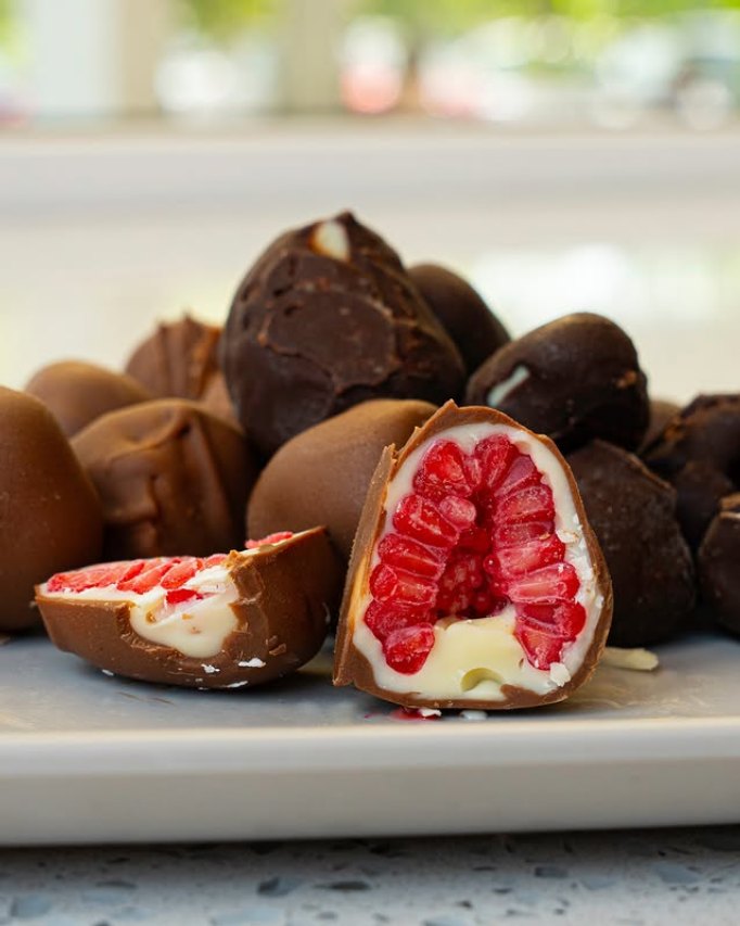 Franui: fragole vestite di cioccolato e crema