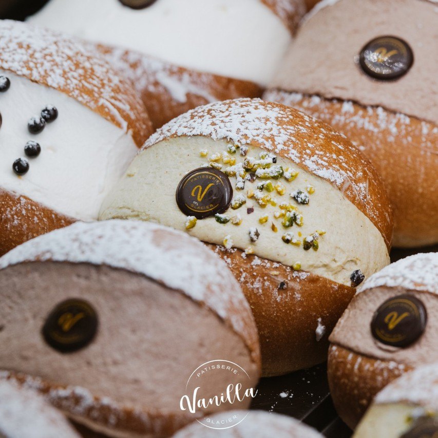 Brioche col tuppo ripiene di crema, fatte a mano