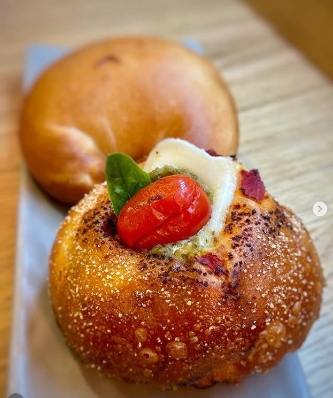 Soffici al pomodoro, mozzarella e basilico