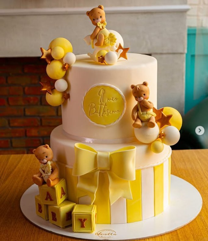 Torta battesimo con orsetti e cubi modellati